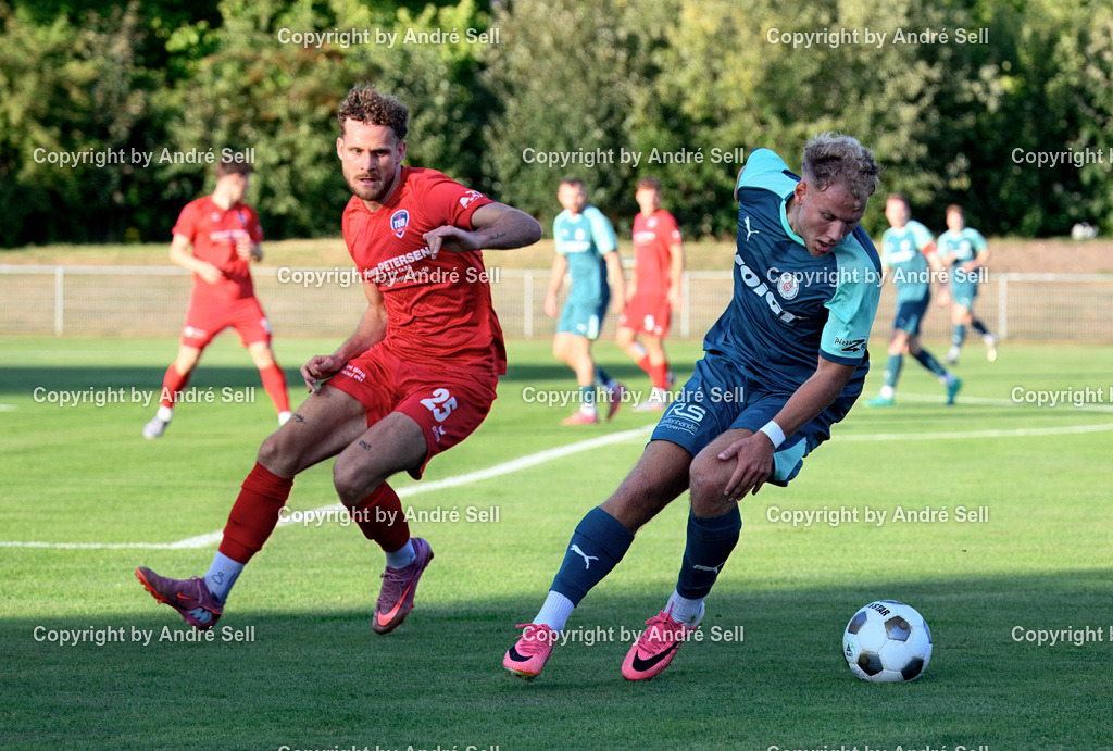 PSV Neumünster vs TSB Flensburg | Youri von der Mehden (PSV #10) vs Noel Kurzbach (TSB #25) / Fußball-Oberliga Männer 2026/2027 / PSV Neumünster vs TSB Flensburg / PSV Stadion Platz A / Neumünster / 07.08.26 - Realisiert mit Pictrs.com