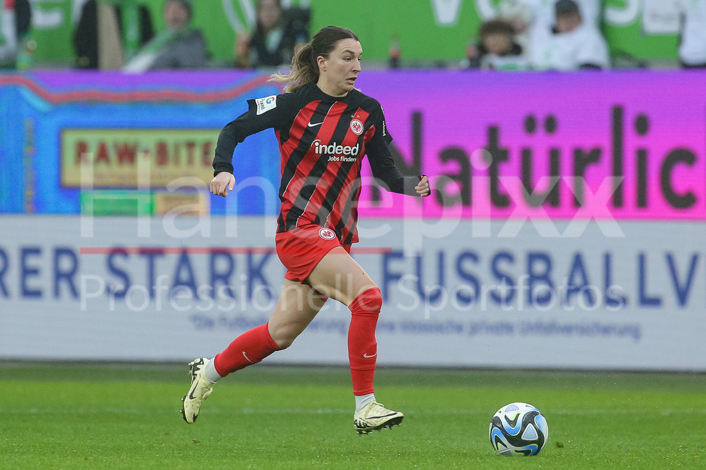 Fussball, Google Pixel Frauen-Bundesliga, VfL Wolfsburg - Eintracht Frankfurt | v.li.: Barbara Dunst (Eintracht Frankfurt, 28) am Ball, Einzelbild, Ganzkörper, Aktion, Action, Spielszene, DIE DFB-RICHTLINIEN UNTERSAGEN JEGLICHE NUTZUNG VON FOTOS ALS SEQUENZBILDER UND/ODER VIDEOÄHNLICHE FOTOSTRECKEN. DFB REGULATIONS PROHIBIT ANY USE OF PHOTOGRAPHS AS IMAGE SEQUENCES AND/OR QUASI-VIDEO.