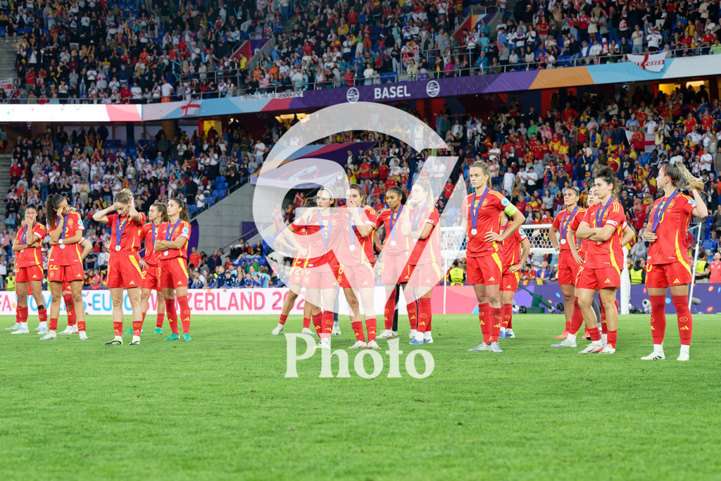 England v Spain - UEFA Women's EURO 2025 Final | BASEL, SWITZERLAND - JULY 27:  Spain team look dejected after losing during the UEFA Women's EURO 2025 Final match between England and Spain at St. Jakob-Park on July 27, 2025 in Basel, Switzerland. (Photo by Giuseppe Velletri/Sports Press Photo/Getty Images)