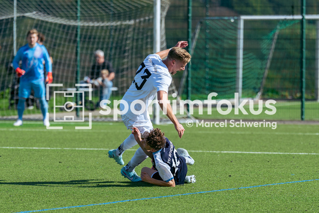SV Jägerhaus-Linde – TSV Beyenburg | Sven Christian Gatzenmeier (23, SV Jägerhaus-Linde) stößt mit Moritz Huth (10, TSV Beyenburg) zusammen. Kreisliga A: SV Jägerhaus-Linde gegen TSV Beyenburg, Wuppertal, 27.09.2026. Endstand: 1:2 (0:1). sportimfokus / Marcel Schwering - Realisiert mit Pictrs.com