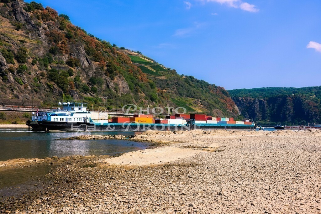 Oberwesel-9244 | Für die Schifffahrt bleibt bei extremen Niedrigwasser Niedrigwasser am Mittelrhein nur eine schmale Fahrrinne um an Oberwesel vorbei zu fahren. - Realisiert mit Pictrs.com
