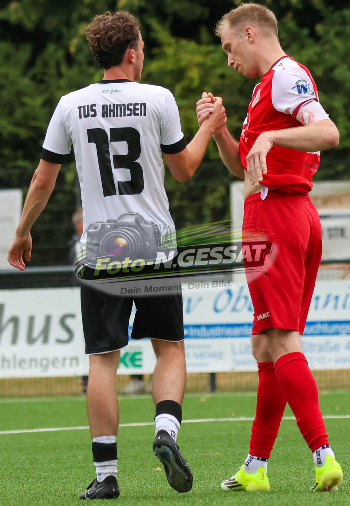 FC RW Kirchlengern - Post TSV Detmold | Auf dem Bild zu sehen: Rot FC RW Kirchlengern: Lennard Wüllner ; weiß TuS Ahmsen: Louis Schröder FC RW Kirchlengern, TuS Ahmsen, Saison 26/27, Testspiel, Deutschland - Realisiert mit Pictrs.com