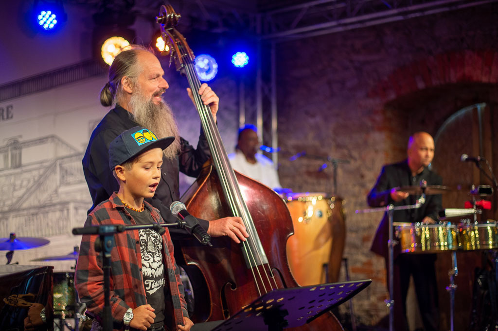 Summ Summ Salsa | Kinderkonzert Summ Summ Salsa mit Klazz Brothers & Cuba Percussion im Forte Belvedere Leisnig zum Festival Hallo Leisnig 2022. - Realisiert mit Pictrs.com