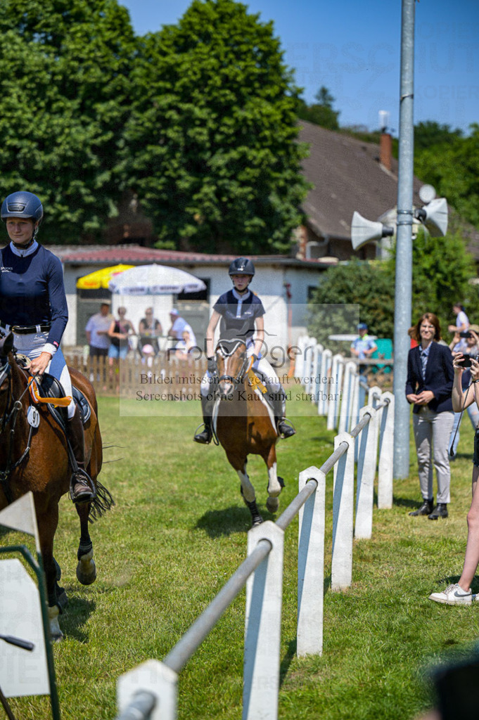Reitturnier Voxtrup | Entdecke hochwertige Reitturnierfotos von Foto Oger. Professionell, emotional und authentisch – jetzt Lieblingsmomente im Shop bestellen.Deutschlandweite Turnierfotografie. - Realisiert mit Pictrs.com