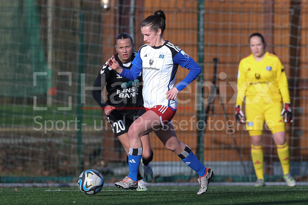 Fussball, Testspiel Frauen, Hamburger SV - Kolding IF | v.li.: Pauline Machtens (Hamburger SV, 28) am Ball, Einzelbild, Ganzkörper, Aktion, Action, Spielszene