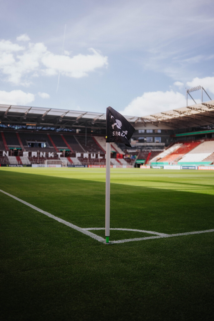 HEV01785 | Der offizielle Shop für FC St. Pauli Fotos. Wähle aus Spielszenen & Fanmomenten dein FCSP Wunschformat. Wir liefern Millerntor-Atmosphäre.