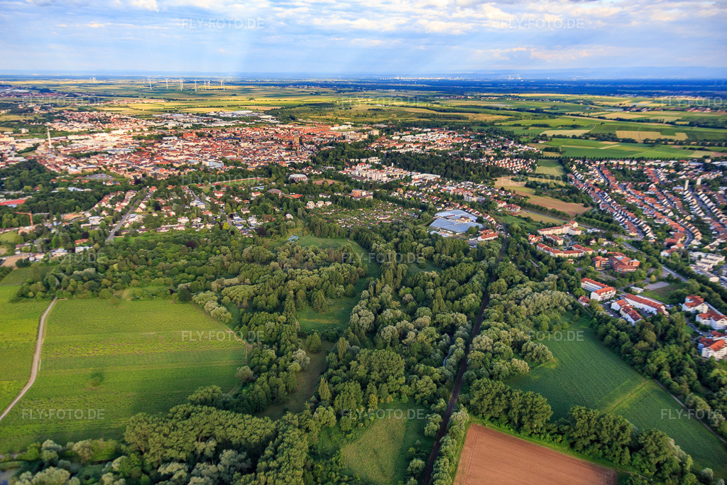 Luftbild: Ortsansicht von Norden in Landau in der Pfalz im Bundesland Rheinland-Pfalz in Deutschland. Foto: IMG_090186.jpg vom 26.06.2016 durch Werner Riehm/FLY-FOTO.de