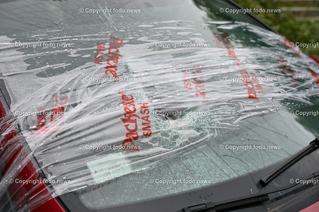 Linz_ Unwetter_ Baum_ 07.07.2024-5 | 07.07.2024, Linz, AUT, Tummelplatz, im Bild Abgebrochener Baum nach Unwetter in Linz, beschaedigtes Auto, kaputte Windschutzscheibe