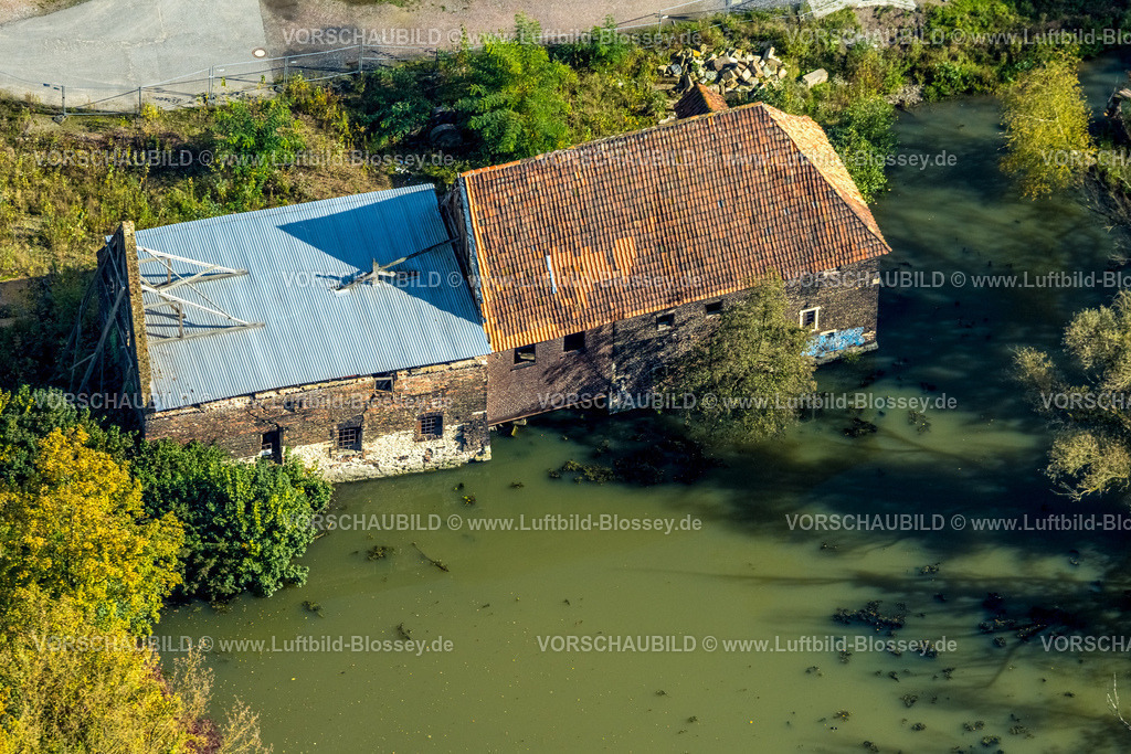 Hamm241008512 | Luftbild, Schlossmühle verfallenes Haus am Mühlengraben und Mühlenteich, Stadtbezirk Heessen, Hamm, Ruhrgebiet, Nordrhein-Westfalen, Deutschland