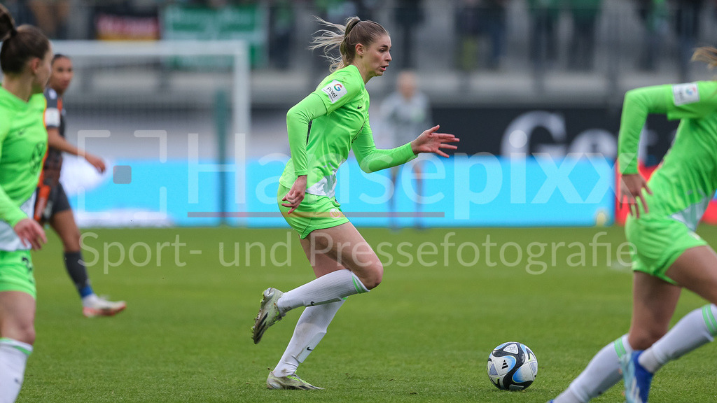 Fussball, Google Pixel Frauen-Bundesliga, VfL Wolfsburg - MSV Duisburg | v.li.: Jule Brand (VfL Wolfsburg, 29) am Ball, Einzelbild, Ganzkörper, Aktion, Action, Spielszene, DIE DFB-RICHTLINIEN UNTERSAGEN JEGLICHE NUTZUNG VON FOTOS ALS SEQUENZBILDER UND/ODER VIDEOÄHNLICHE FOTOSTRECKEN. DFB REGULATIONS PROHIBIT ANY USE OF PHOTOGRAPHS AS IMAGE SEQUENCES AND/OR QUASI-VIDEO.