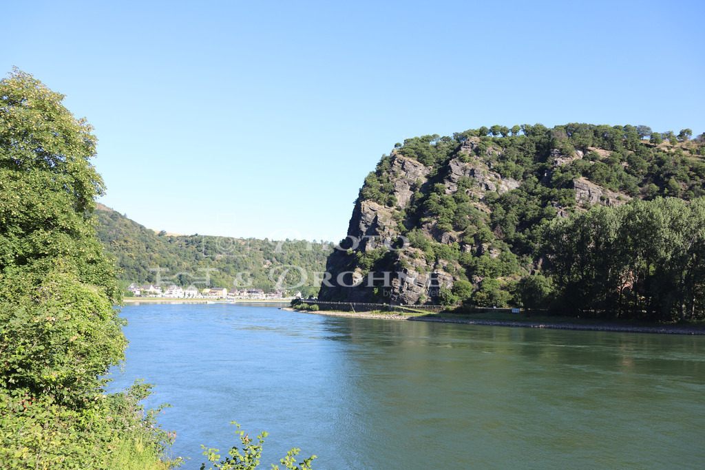 Loreley-9633 | Die Loreley ist Deutschlands wohl bekanntester Felsen und zieht jedes Jahr tausende von Touristen aus aller Welt an. Hier an der Loreley gibt es nicht nur Sagen und Legenden. Hier an der Stelle ist der Rhein am schmälsten und am tiefsten und es gab jeher viele Schiffsunfälle. - Realisiert mit Pictrs.com