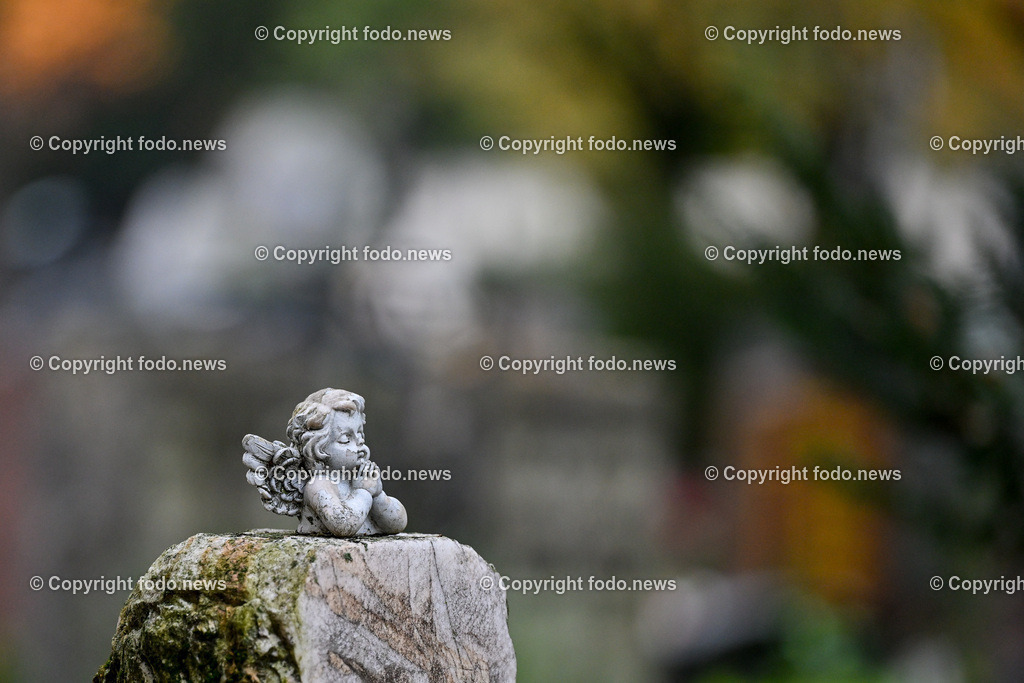 Friedhof_ Kreuz_ Kruzifix_ Jesu Christi_ Allerheiligen_ 26.10.2024-59 | 26.10.2024, Friedhof, AUT, Allerheiligen, Themenbilder im Bild Friedhof, Kreuz, Kruzifix, Jesu Christi, Allerheiligen, Engerl, Engel, Kerzen, Grab, Grablicht, Blumen, Skulptur, Grabstein, Symbolbild, Grablaterne, Grabkerze, Grabkerzen, Grablichter, Kerze, Grabkreuz, Gedenken, Bestattung, Verstorbene, Totenruhe, Grab, Urne, Blumenschmuck, Schmuck, Besucher, Feature, kreativ, creativ, Linz