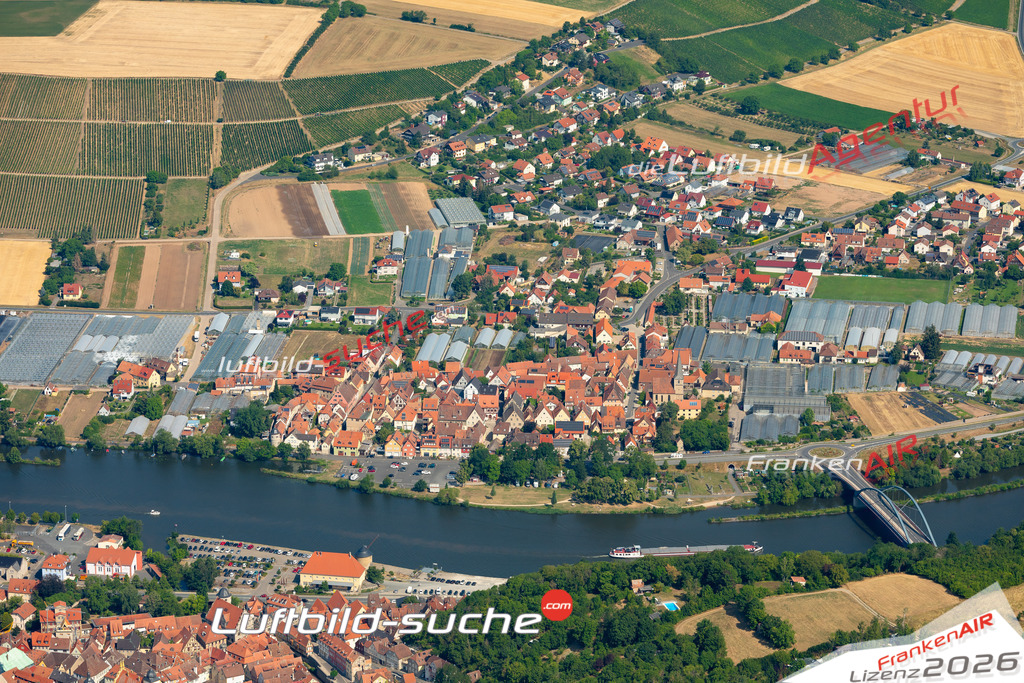 Das Luftbild zeigt : Main Strasse Segnitz - Die Luftaufnahme wurde 2023 vom UL-Flugzeug aus erstellt ( keine Drohne ) - Hochauflösende Luftaufnahme - Für grossformatige Ausdrucke geeignet. Die Geschenkidee !Mit Lizenz und Bildrechte bestellbar