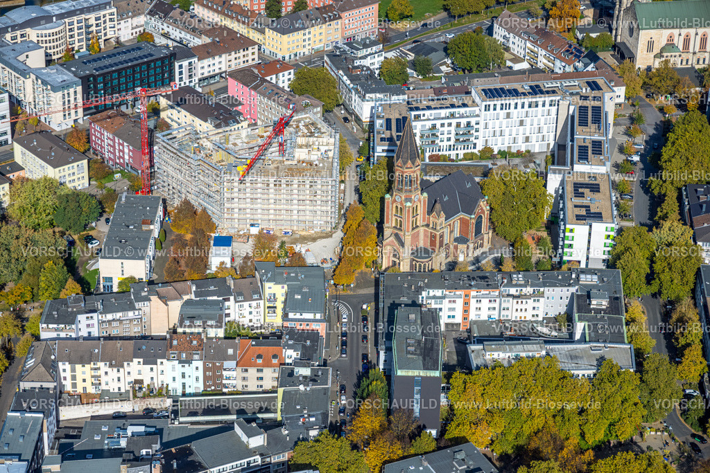 Essen251003737Mitte | Luftbild, evang Kreuzeskirche, Baustelle mit Neubau WEBER1 Wohnanlage am Weberplatz Ecke Kastanienallee und Wohnanlage Kastanienhöfe, Stadtkern, Essen, Ruhrgebiet, Nordrhein-Westfalen, Deutschland