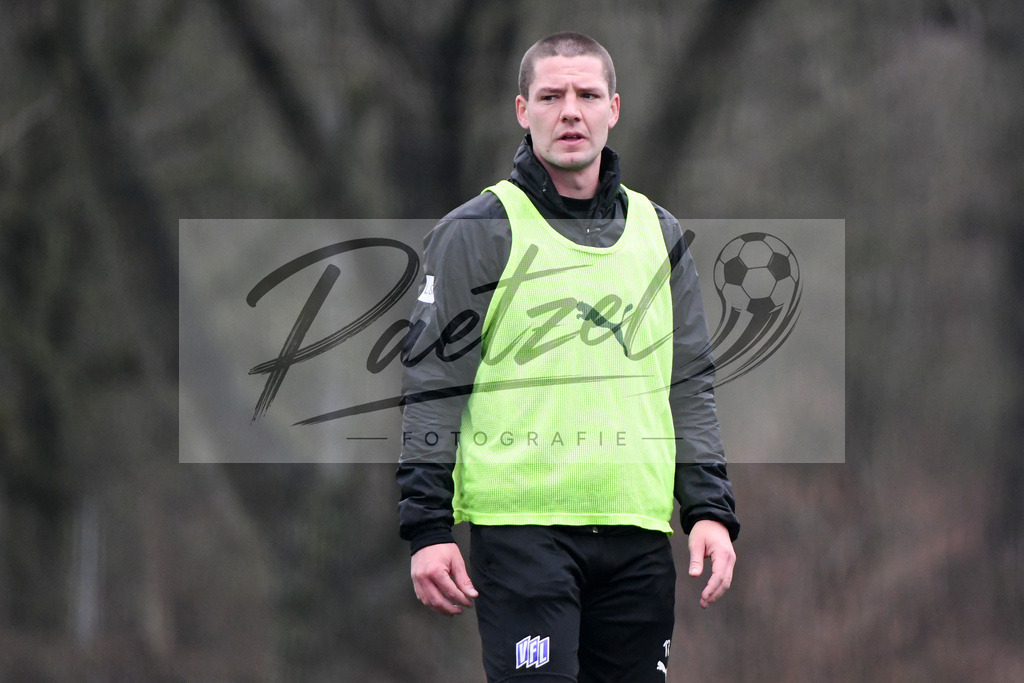 20200226_TRAOSN_0061 | Fussball, Herren: Adam Susac (VfL Osnabrueck) schaut waehrend der Trainingseinheit des VfL Osnabrueck im Sportpark Illoshoehe am 26.02.2020 in Osnabrueck, Deutschland. - Realisiert mit Pictrs.com
