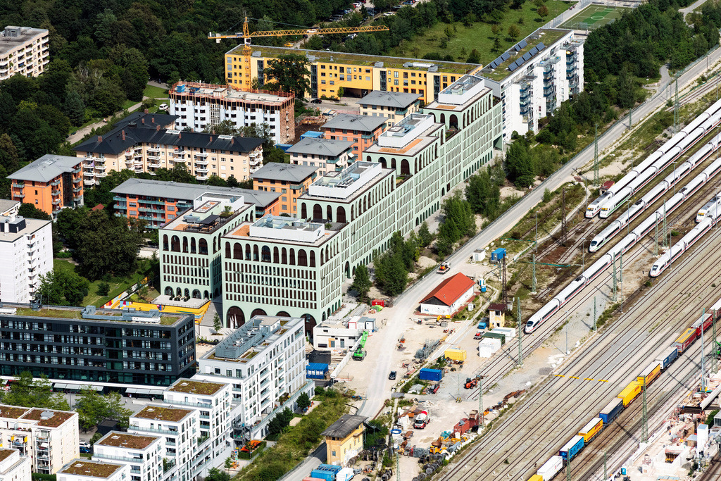 dr__0071896.jpg | MüNCHEN 12.08.2021 Bürogebäude des Verwaltungs- und Geschäftshauses "MY.O" am Christoph-Rapparini-Bogen mit Blick auf Bauarbeiten an Gleisverlauf und Bahnhofsgebäuden des Bahnhof Laim im Ortsteil Neuhausen-Nymphenburg in München im Bundesland Bayern, Deutschland. Weiterführende Informationen bei: CA Immobilien Anlagen Aktiengesellschaft,  DB Regio AG. // Office building "MY.O" on Christoph-Rapparini-Bogen overlooking construction work at the course of the track and station management of the Laim station in the district Neuhausen-Nymphenburg in Munich in the state Bavaria, Germany. Further information at: CA Immobilien Anlagen Aktiengesellschaft,  DB Regio AG. Foto: Daniel Reiter