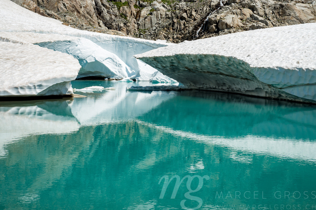 melting snow in alpine lake | Die ideale Geschenkidee für Naturliebhaber. Naturbilder von Marcel Gross Photography für ihr Zuhause in den verschiedensten Formaten und Materialien. - Realisiert mit Pictrs.com