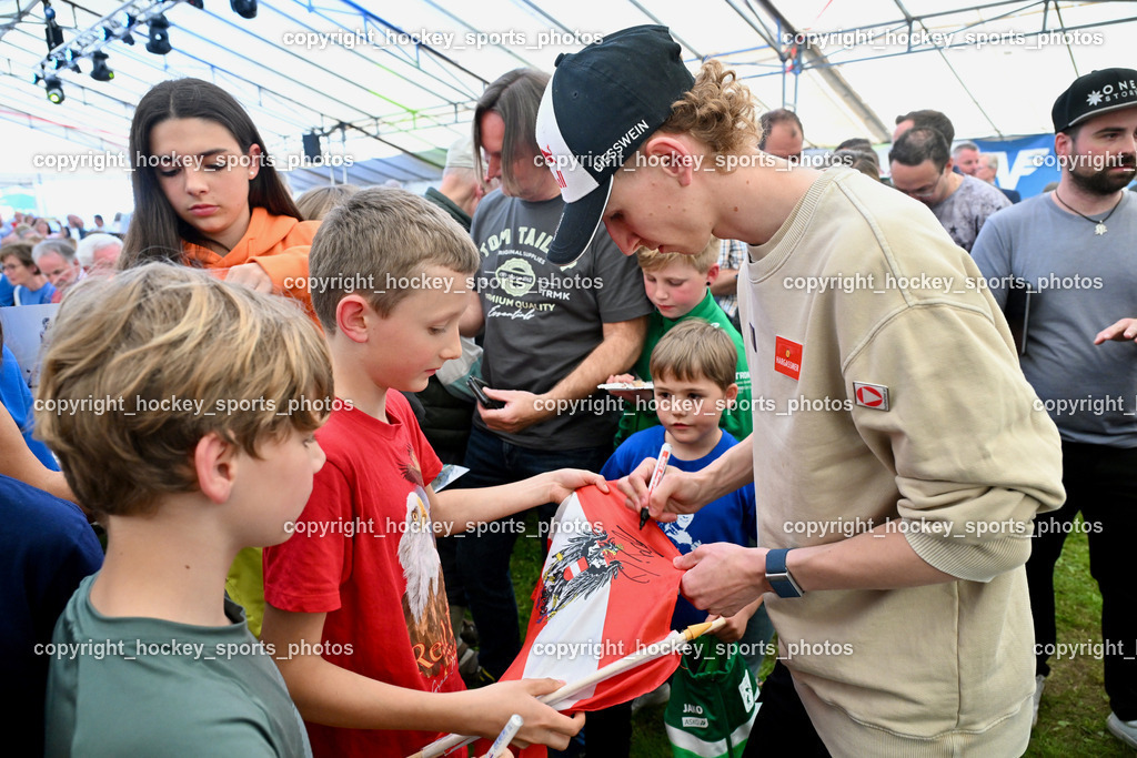 Empfang Daniel Tschofenig | Daniel Tschofenig schreibt Autogramme, Empfang Daniel Tschofenig, Empfang Daniel Tschofenig am 10.05.2025 in Hohenthurn (Mehrzweckhaus Hohenthuurn), Austria, (Photo by Bernd Stefan)