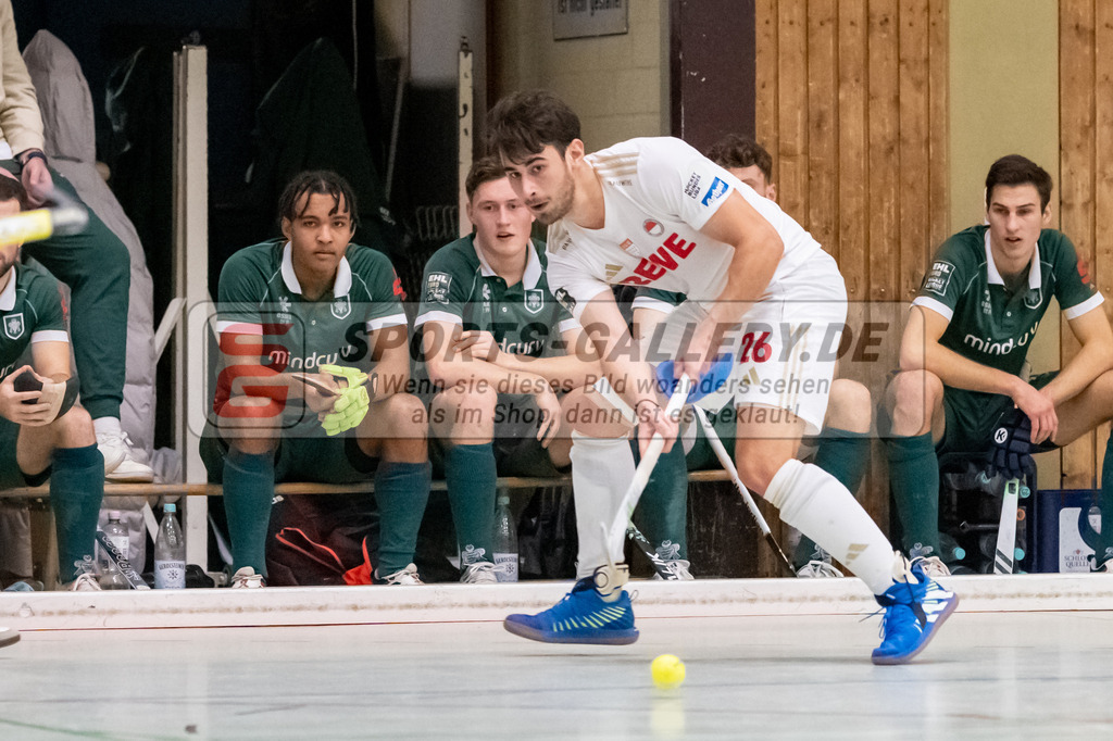 SFE_20240113_0067 | Mülheim, Deutschland, 13.01.2024: Elian Mazkour (Rot-Weiss Köln) in Aktion waehrend des Spiels der Halle 1. Bundesliga Herren zwischen Uhlenhorst Mülheim vs Rot-Weiss Köln im Sporthalle Lehnerstr. (HTCU) am 13.01.2024 in Mülheim, Deutschland. (Foto von Stephan Fehrmann)

Mülheim, Germany, 13.01.2024: Elian Mazkour (Rot-Weiss Köln) in action during the game of Halle 1. Bundesliga Herren between Uhlenhorst Mülheim vs Rot-Weiss Köln in Sporthalle Lehnerstr. (HTCU) at 13.01.2024 in Mülheim, Deutschland. (Foto von Stephan Fehrmann)