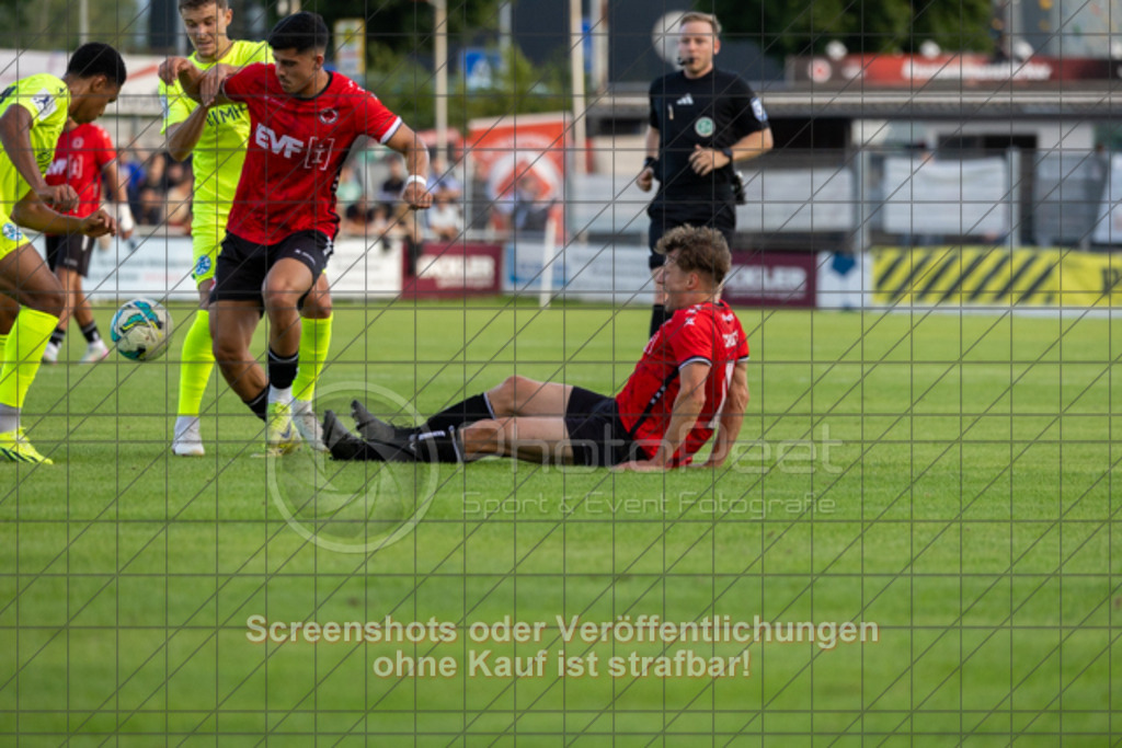 20250729_193704_0123 | #,1.Göppinger SV (rot) vs. SV Stuttgarter Kickers (gelb), Fussball, DB-Regio-WFW-Pokal - wfv, 2.Runde, Saison 2025/2026, Rasensportplatz Stadion SV Göppingen, Hohenstaufenstr. 116, 73033 Göppingen, 29.07.2025 - 19:00 Uhr,Foto: PhotoPeet-Sportfotografie/Peter Harich