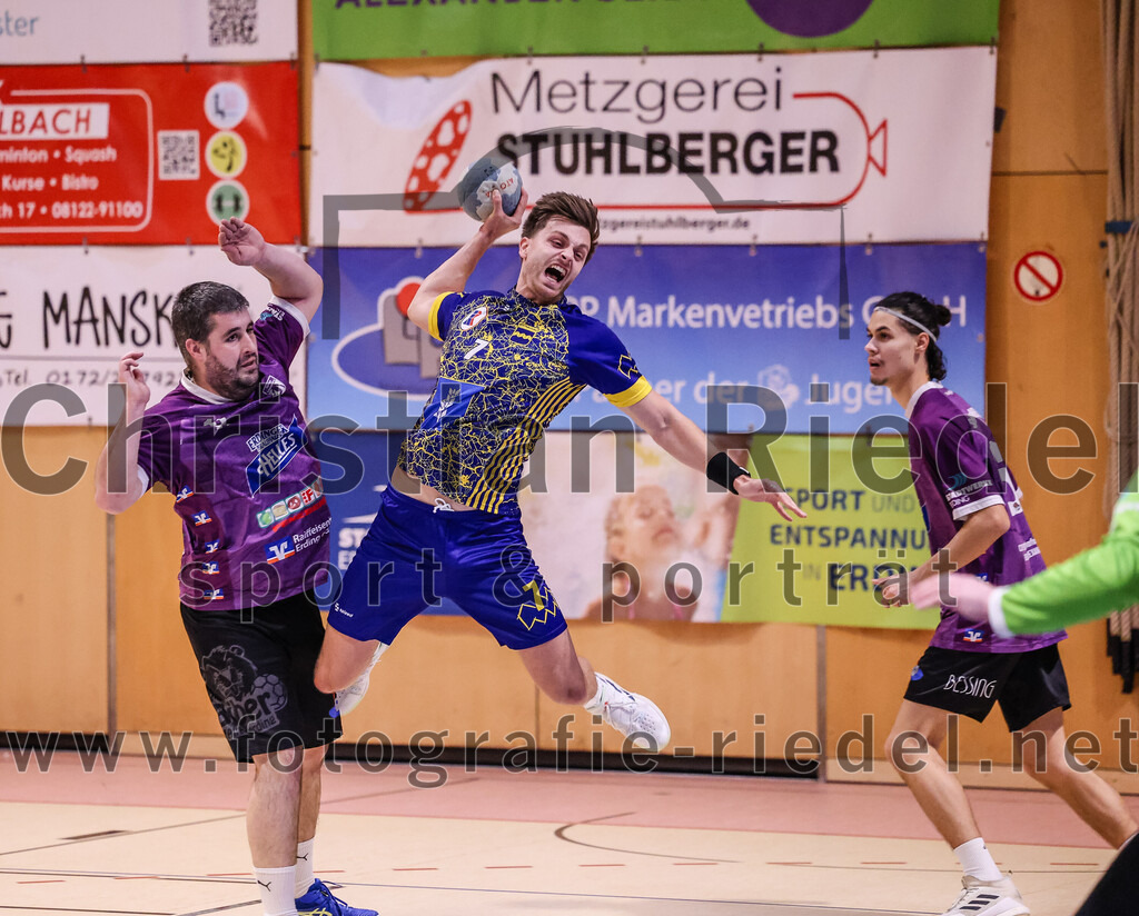 2024-12-14_072_SpVgg_Altenerding_gegen_MTV_Pfaffenhofen | Erding, Deutschland, 14.12.2024:Handball, Bezirksoberliga Männer 2024 / 2025, 10. Spieltag, SpVgg Altenerding gegen MTV Pfaffenhofen, Endergebnis: 32:30Christian Loris (SpVgg Altenerding, #11), Lukas Loibl (MTV Pfaffenhofen, #7), Luis Leitner (SpVgg Altenerding, #26)Foto: Christian Riedel / fotografie-riedel.net