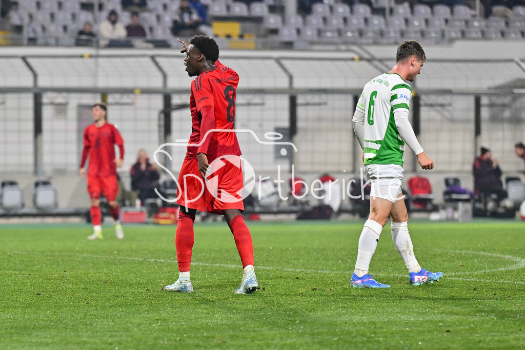FC Bayern Amateure - SpVgg Greuther Fürth II | Jubel der kleinen Bayern nach dem Treffer zum 2-0 durch Noel ASEKO NKILI (FC Bayern München II #8) / Freude / happy / Tor / torschuetze / Regionalliga Bayern: FC Bayern Muenchen II - SpVgg Greuther Fuerth II, Gruenwalder Stadion am am 29.10.2024