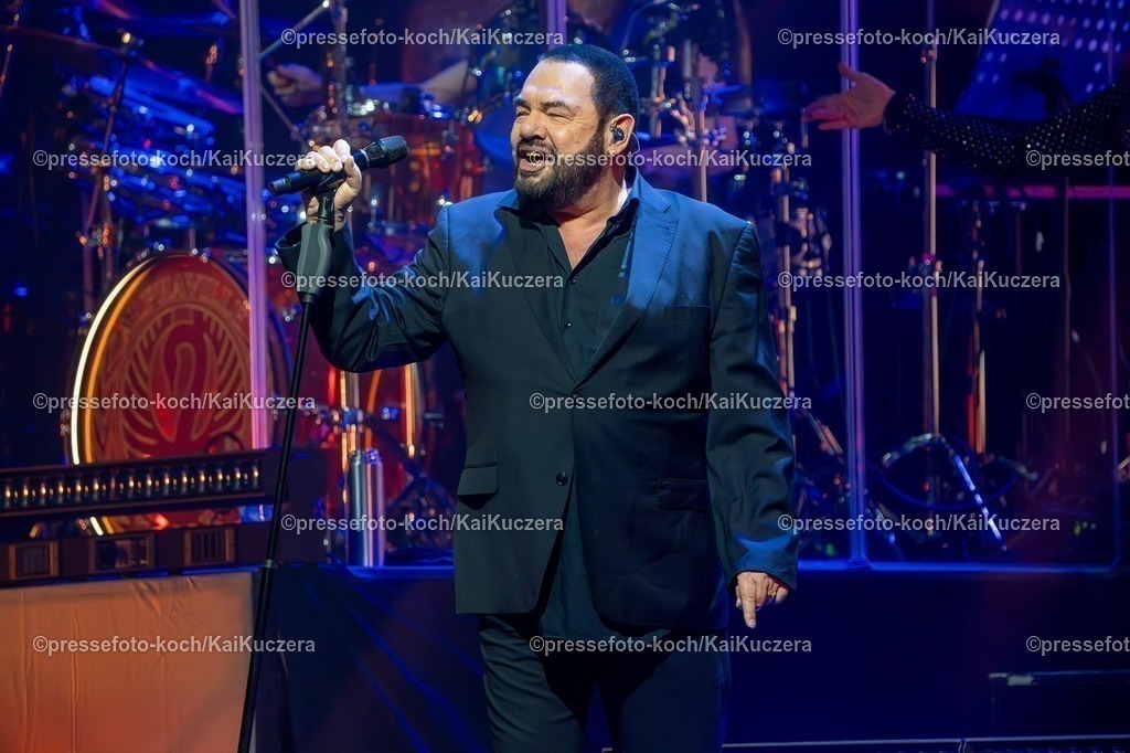 KKU06022501009 | 25.01.2025, xkkux, Düsseldorf, Die Band Alphaville performt bei ihrem Konzert Forever! LIVE Best of 40 Years in der Mitsubishi Electric HALLE. Im Bild Sänger und Frontman Marian Gold