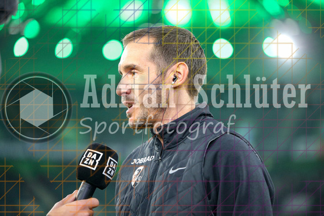 Borussia Mönchengladbach vs SC Freiburg - Bundesliga  | Mönchengladbach, Deutschland, 05.10.25:   Trainer Julian Schuster (SC Freiburg) im Interview waehrend des Spiels der Bundesliga zwischen Borussia Mönchengladbach vs SC Freiburg im Stadion im Borussia Park(Foto von Brauer-Fotoagentur / Adrian Schlueter)