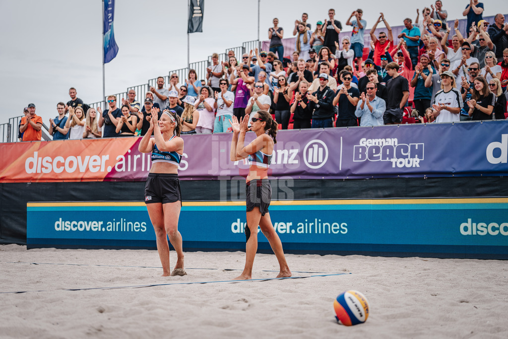 Beachvolleyball | Frauen | Allianz German Beach Tour 2024 | Tourstop Kühlungsborn 2 | 18.08.2024 | v.l. Isabel Schneider und Kira Walkenhorst applaudieren dem Publikum nach ihrem letzten Spiel auf der German Beach Tour