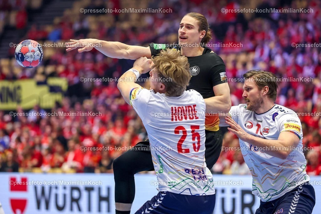 EHF24012603005 | 24.01.2026, Handball, Men's EHF EURO 2026, Deutschland - Norwegen, Jyske Bank Boxen in Herning, Dänemark, Main Round:  Juri Knorr (Germany #15) im Zweikampf gegen   Martin Hernes Hovde (Norway #25)  Vetle Ronningen (Norway #10) 