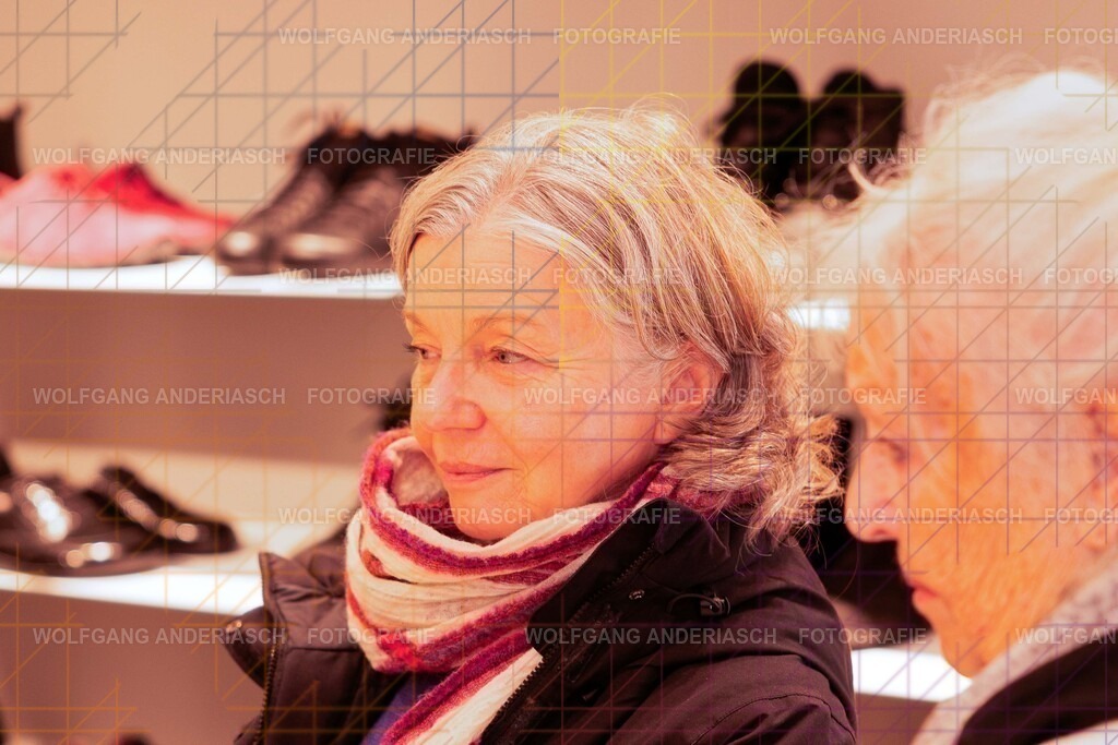 20251130-104823_Schmuck_R3A_0241_wa | Eine besondere Vernissage mitten im Flagship-Store von BÄR Schuhe in Frankfurt: Schmuck trifft auf orthopädische Schuhkunst, Design auf Wohlgefühl. Zwischen funkelnden Details und anatomischer Präzision entstand ein Abend voller Stil, Inspiration und echter Handwerksqualität. Ein herzliches Dankeschön an Alexandra Feirer für die großartige Gastfreundschaft und diesen stimmungsvollen Rahmen. - Realisiert mit Pictrs.com
