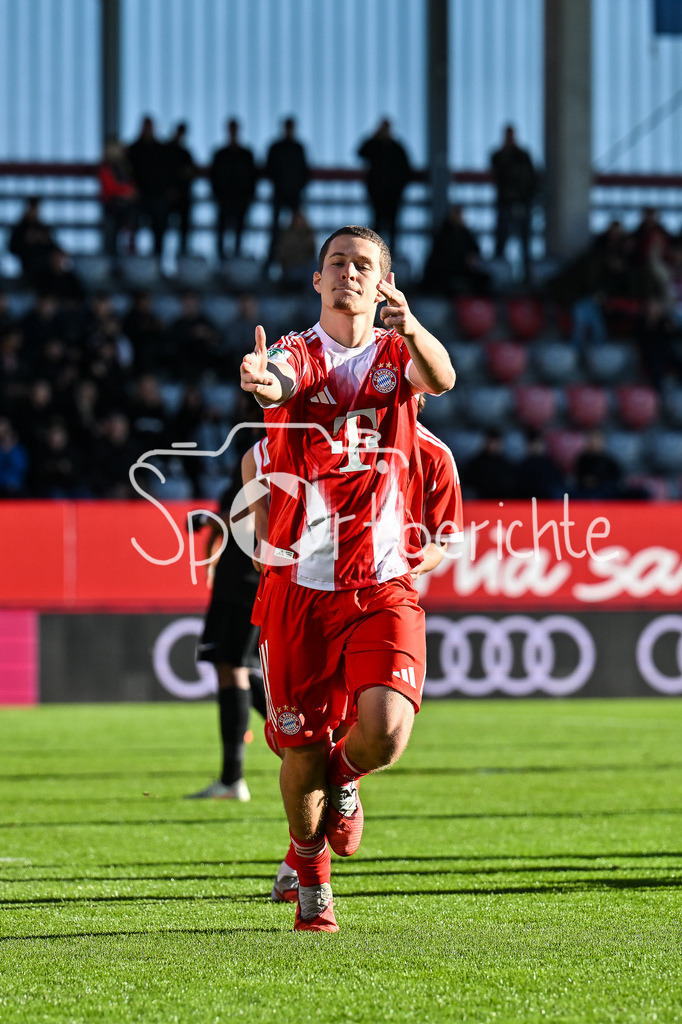 FC Bayern München U19 - Sporting Lissabon U19 | MUNICH, GERMANY - 09. DECEMBER: Jubel der Bayern nach dem Treffer zum 1-0 durch Yll GASHI (FC Bayern München U19 9) / Tor / Torschuetze / Freude / Happy während dem Match zwischen der U19 des FC Bayern München und der U19 von Sporting Lissabon am 6. Spieltag der UEFA Youth League Ligaphase am FC Bayern Campus
