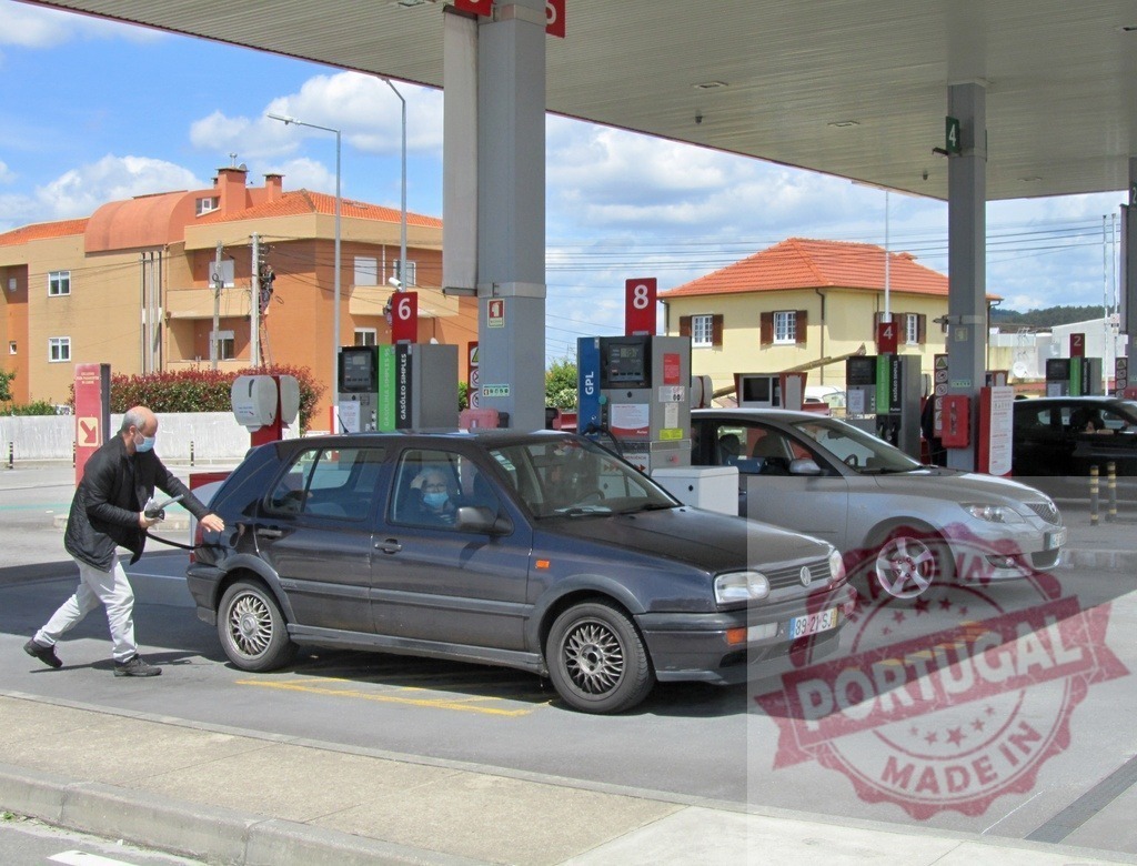 Man fueling car wearing mask at Portugal gas station | Man wearing an N95 mask fueling a gray Volkswagen Golf car at a gas station - Realisiert mit Pictrs.com