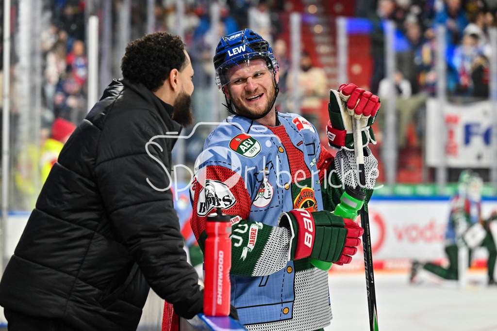 Nürnberg Ice Tigers - Augsburger Panther | NUREMBERG, GERMANY - 23. JANUARY: im Bild Miles HOLLOWAY und Maximilian RENNER (Augsburger Panther 58) vor dem Match zwischen den Nürnberg Ice Tigers und den Augsburger Panthern am 42. Spieltag der Penny DEL in der PSD Bank Nürnberg Arena