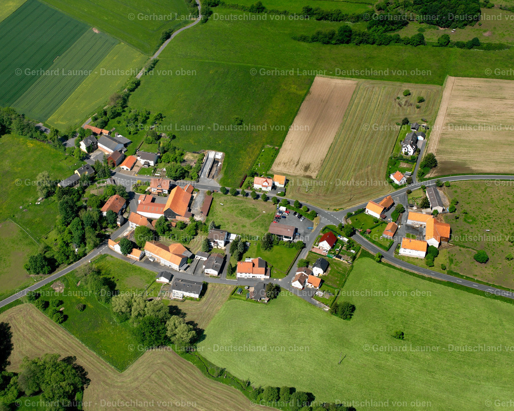 2615430 | UNTER-SORG 09.06.2006 Landwirtschaftliche Nutzflächen und Feldgrenzen  umsäumen das Siedlungsgebiet des Dorfes in Unter-Sorg im Bundesland Hessen, Deutschland // Agricultural land and field boundaries surround the settlement area of the village  in Unter-Sorg in the state Hesse, Germany Foto: Gerhard Launer