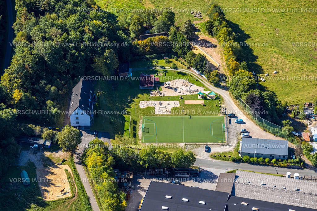 Kirchhundem250811742 | Luftbild, Spielplatz und Sportplatz Albaumer Straße, Würdinghausen, Kirchhundem, Sauerland, Nordrhein-Westfalen, Deutschland