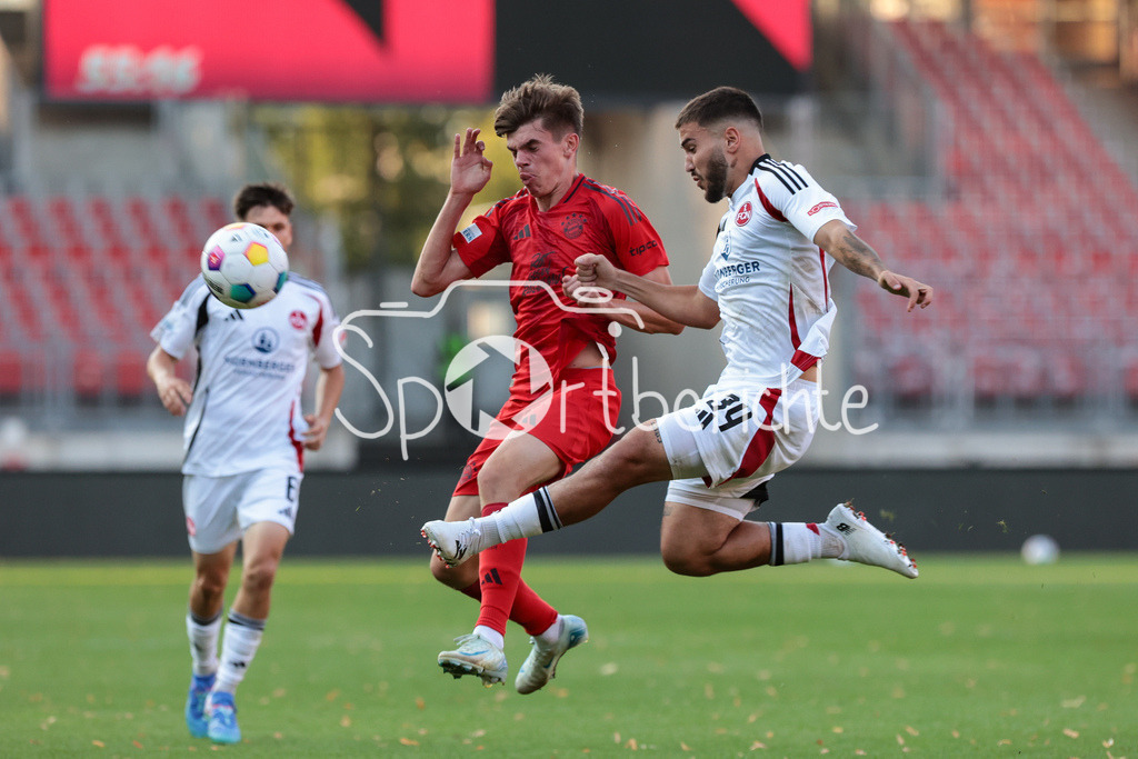 1. FC Nürnberg II - FC Bayern Amateure | im Duell Guido DELLA ROVERE (FCB #15) und Sofiane IKENE (FCN #34) / Zweikampf