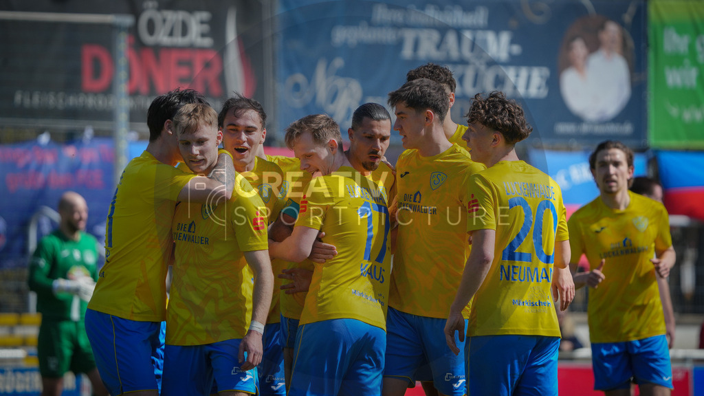 Fußball, Herren, Saison 2025/2026, Regionalliga Nordost, 29. Spieltag, FSV 63 Luckenwalde vs. FC Eilenburg, Samstag 11.04.2026, Werner-Seelenbinder-Stadion Luckenwalde, | Fußball, Herren, Saison 2025/2026, Regionalliga Nordost, 29. Spieltag, FSV 63 Luckenwalde vs. FC Eilenburg, Samstag 11.04.2026, Werner-Seelenbinder-Stadion Luckenwalde, Im Bild: Jubel beim FSV 63 Luckenwalde nach dem Ausgleichtreffer durch Fabio Schneider. - Realisiert mit Pictrs.com
