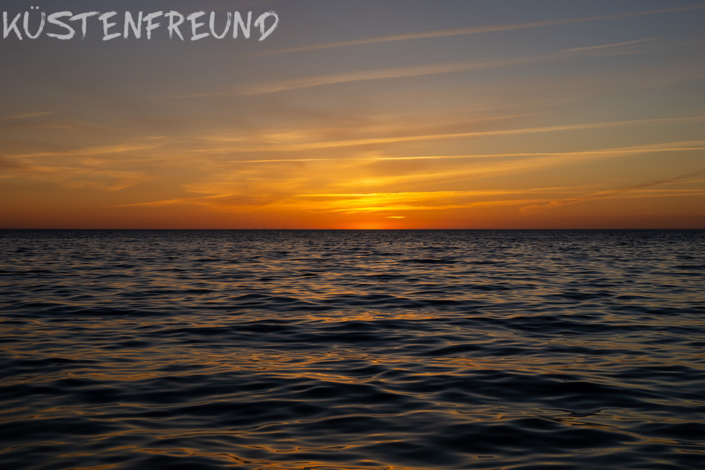 Sonnenuntergang am Meer XVI // Fotoserie Sunset & Splash | Entdecke deine Lieblingslandschaft von der Küste – auf Ostsee Leinwand, Nordsee Leinwand, Alu Dibond oder Acrylglas, passend für jeden Geschmack und Raum.