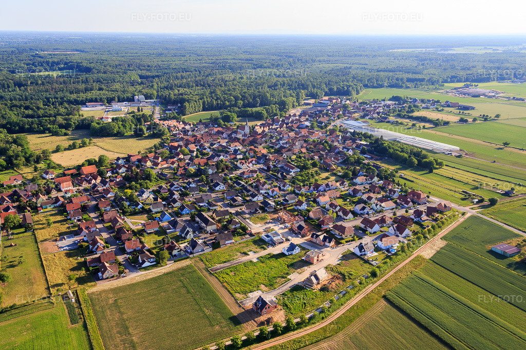 Vue aérienne: Vue de la ville depuis le nord à Niederrœdern dans le département Bas Rhin, France – .Photo: IMG_080192.jpg prise le 05/06/2015 par Werner Riehm/FLY-FOTO.eu – Résolution de l'original: 5160 x 3440 px