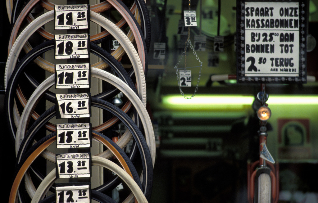 Fahrrad Geschaeft | Alkmaar, Niederlande - February 18, 2008: Fahrrad Geschäft mit Einzelpreisen (Gulden) an den Produkten. - Realisiert mit Pictrs.com