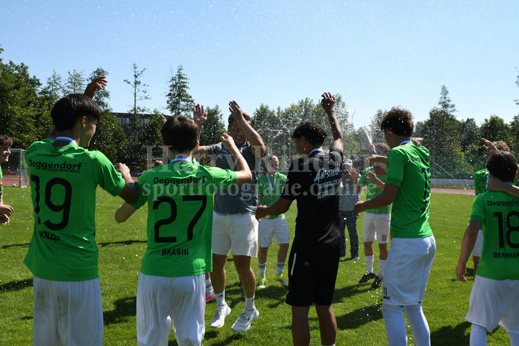 Bayernliga Meister SpVgg GW Deggendorf C-Junioren | Jubelbilder SpVgg GW Deggendorf C-Junioren U15 - Realisiert mit Pictrs.com