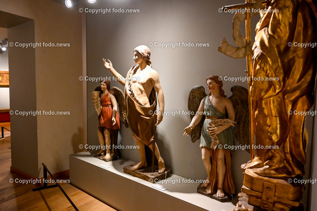 Italien_ Toscana_ Florenz_ 30.05.2024-392 | 30.05.2024, Italien, ITA, Toskana, Florenz im Bild Stadtansichten, Gebäude, Architektur, Touristen, Historisch, Souvenir, Altstadt, Museum, Statuen, Skulpturen, Piazza della Signoria, Statue David, Palazzo Vecchio, Neptunbrunnen, Piazza della Repubblica, Ponte Vecchio, Brücke, Uffizien, Kathedrale Santa Maria del Fiore, Arno, Fluß


Florenz, Firenze, ist eine italienische Großstadt. Nach Einwohnern ist sie die achtgrößte Stadt Italiens. Florenz ist die Hauptstadt sowie größte Stadt der Region Toskana und der Metropolitanstadt Florenz, in der etwa eine Million Menschen leben. Florenz ist für seine Geschichte berühmt. Leonardo da Vinci verbrachte große Teile seiner Jugend in Florenz, Michelangelo fand Unterschlupf in der Kirche der Medici, Galileo Galilei wohnte als Hofmathematiker in den Palästen der Medici. Von 1865 bis 1871 war die Stadt die Hauptstadt des neu gegründeten Königreichs Italien. Das historische Zentrum von Florenz zieht Jahr für Jahr Millionen von Touristen an. Die historische Innenstadt wurde von der UNESCO im Jahre 1982 zum Weltkulturerbe erklärt. 
Quelle: Wikipedia
