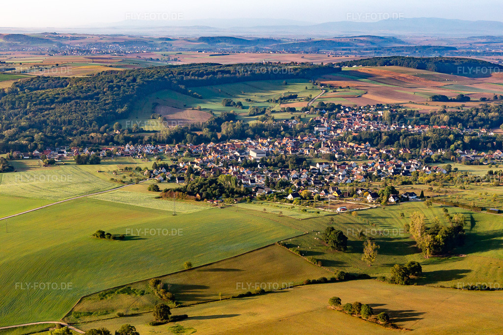 Luftbild: Ortsansicht von Norden in Gumbrechtshoffen im Bundesland Bas-Rhin in Frankreich. Foto: IMG_139192.jpg vom 01.10.2023 durch Werner Riehm/FLY-FOTO.de