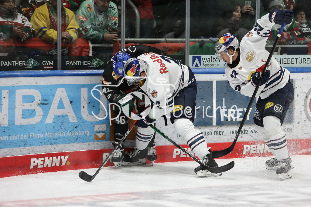Augsburger Panther - EHC RB München | Moritz ELIAS (AEV #46) im Dell mit Andrew MacWILLIAM (RBM #2) und Jakob WEBER (RBM #22) / Zweikampf