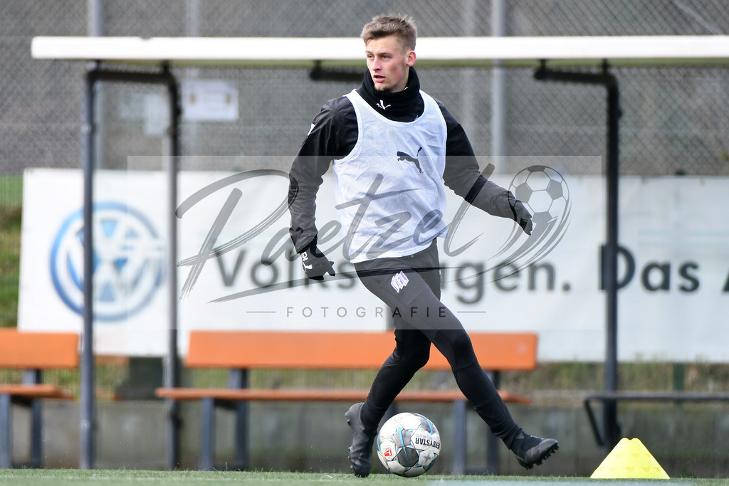 20200302_TRAOSN_0013 | Fussball, Herren: Sebastian Klaas (VfL Osnabrueck) in Aktion, am Ball, Einzelaktion waehrend der Trainingseinheit des VfL Osnabrueck im Sportpark Illoshoehe am 02.03.2020 in Osnabrueck, Deutschland. - Realisiert mit Pictrs.com