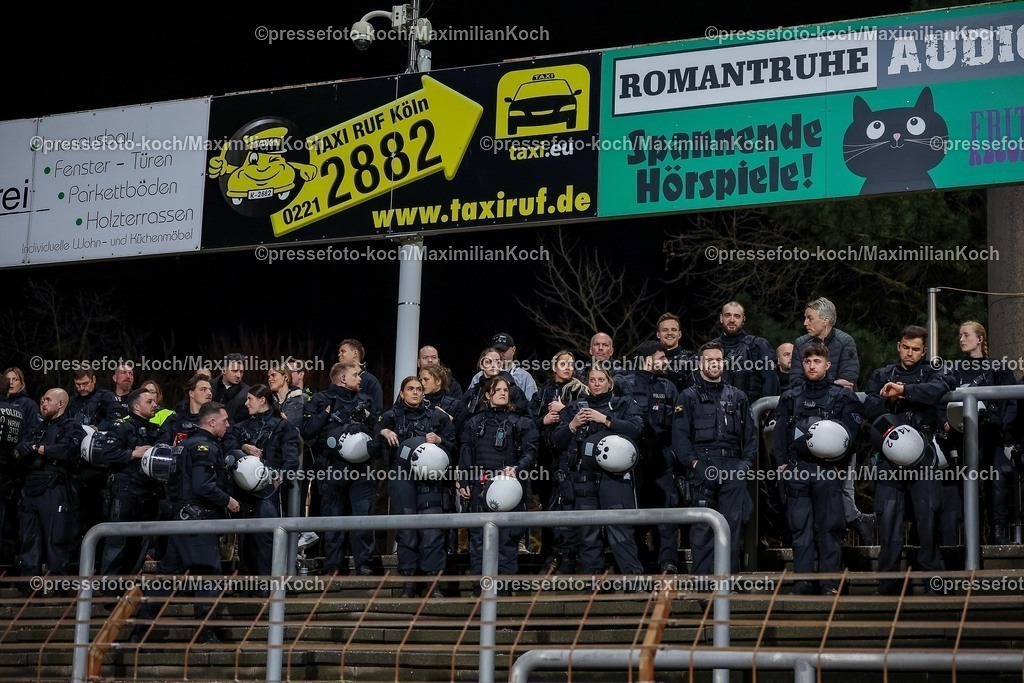 FKo26022601002 | 26.02.2026, Fußball, Landespokal Mittelrhein, SC Fortuna Köln - TSV Alemannia Aachen, Südstadion, Viertelfinale Bitburger-Pokal, Saison 2025 2026: Ein Großaufgebot der Polizei in Bereitschaft beim Hochrisikospiel  DFB regulations prohibit any use of photographs as image sequences and or quasi-video.