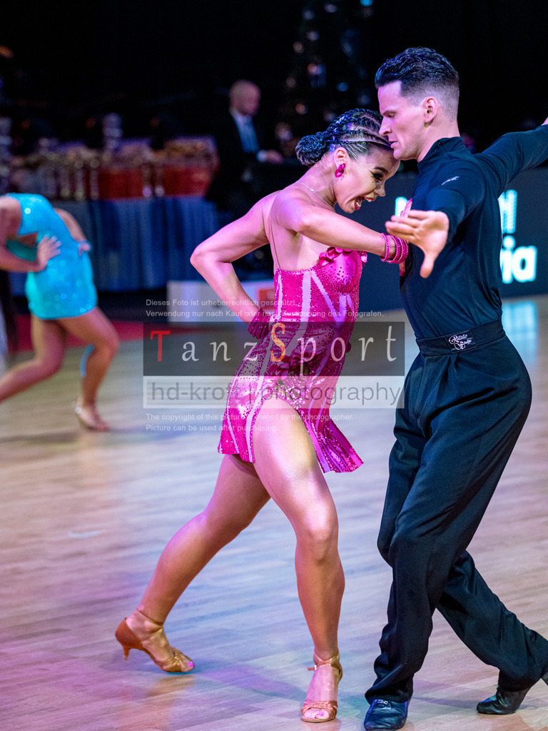 20251212_WDSF_World_Ch_Cup_RS-Lat_0871-2 | Tanzsportbilder, Standardtanz, Lateintanz, WDSF, DTV, LTVB, dancecomp, goc, hessen tanzt, blaues band der spree, walzer, tango, wiener walzer, slowfox, quickstepp, samba, rumba, cha-cha-cha, paso doble. jive, hd-kroft photography, turniertanzsport