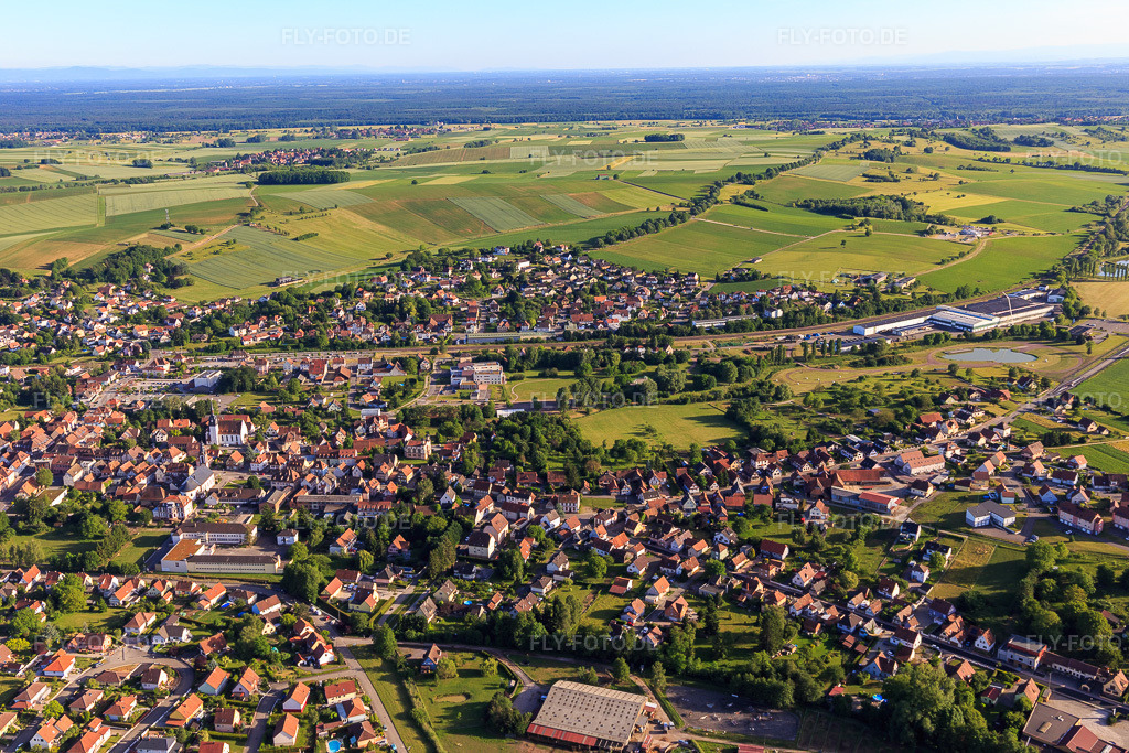 Luftbild: Ortsansicht von Nordwesten in Soultz-sous-Forêts im Bundesland Bas-Rhin in Frankreich. – Foto: IMG_100770.jpg vom 08.06.2017 durch Werner Riehm/FLY-FOTO.de – Auflösung des Originals: 5472 x 3648 px