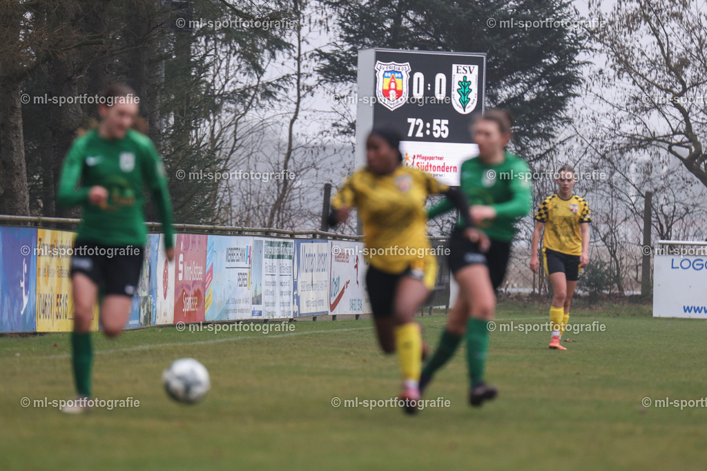 Fußball I Frauen I Saison 2025/2026 I Oberliga Schleswig-Holstein I 12. Spieltag I SV Frisia 03 Risum-Lindholm - Eichholzer SV | ml-sportfotografie - Realisiert mit Pictrs.com